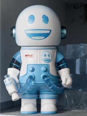 Mega Space Molly 100% - emoji Series - Frozen Smile